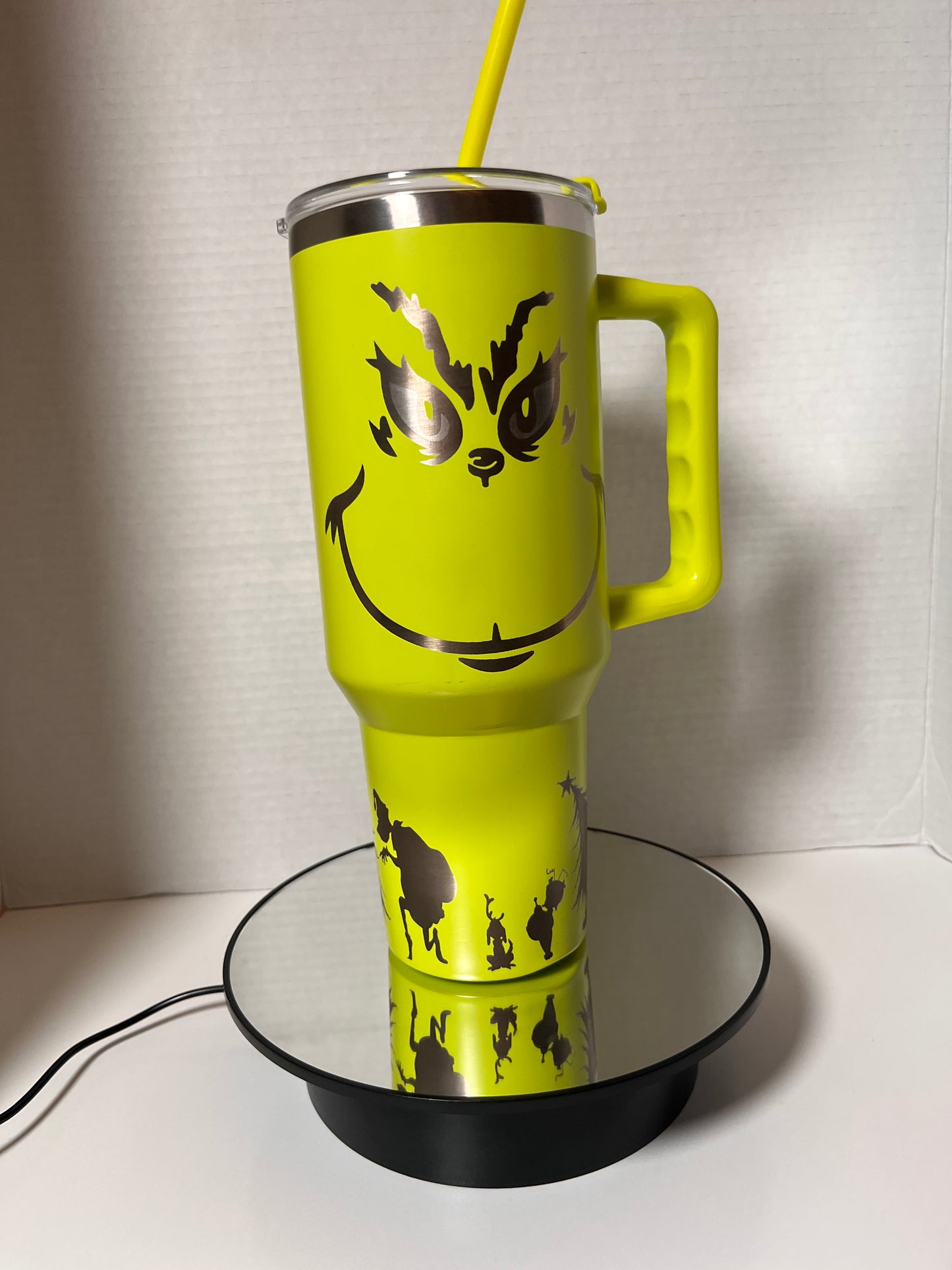 🎄 Grinch 40oz Tumbler: Sip in Holiday Spirit! 🎅