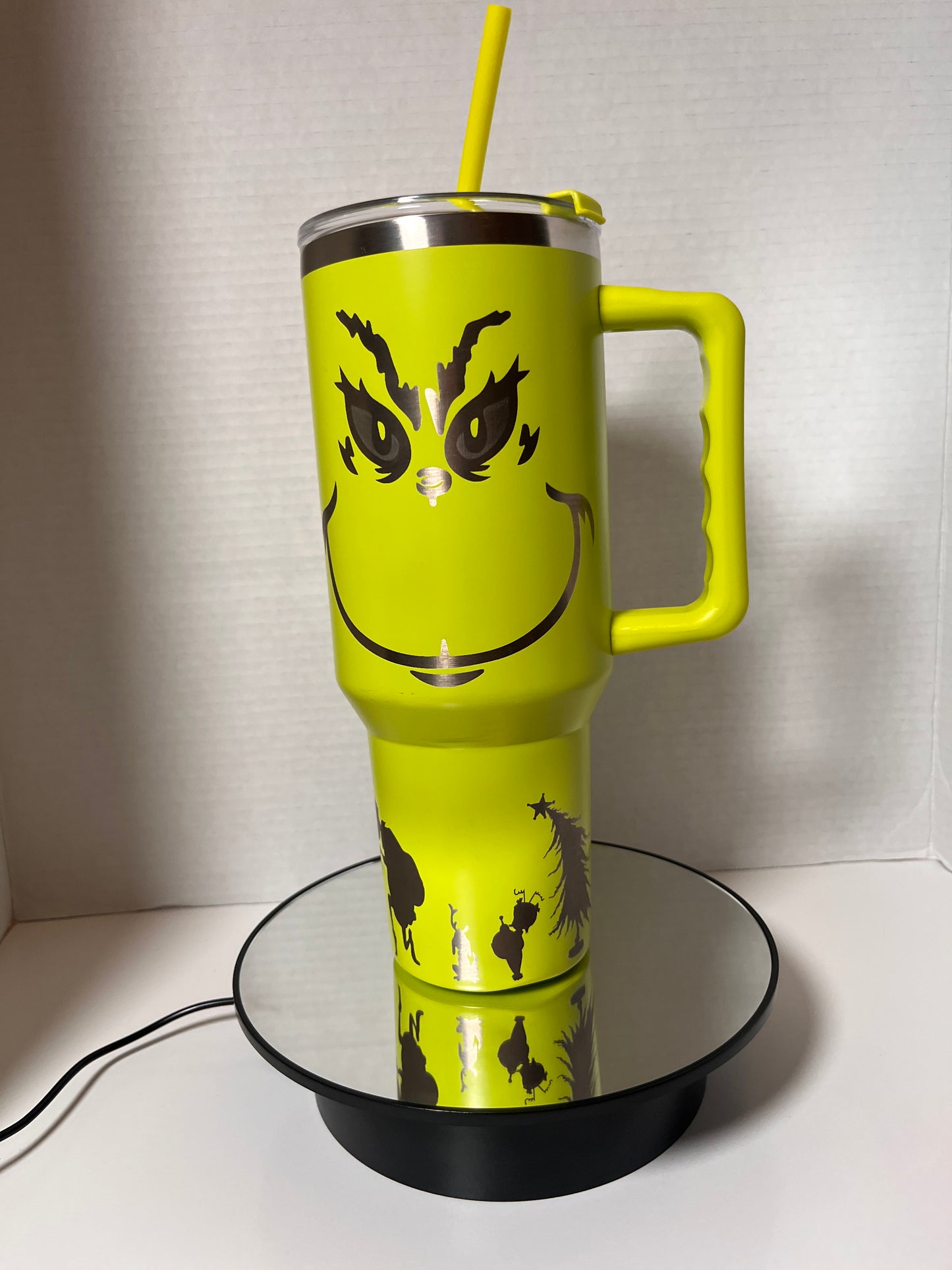 🎄 Grinch 40oz Tumbler: Sip in Holiday Spirit! 🎅