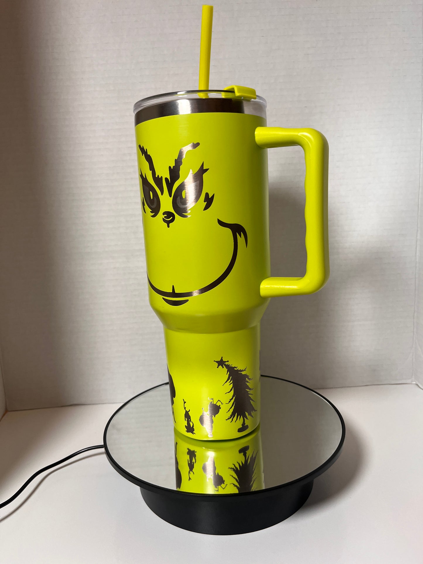 🎄 Grinch 40oz Tumbler: Sip in Holiday Spirit! 🎅