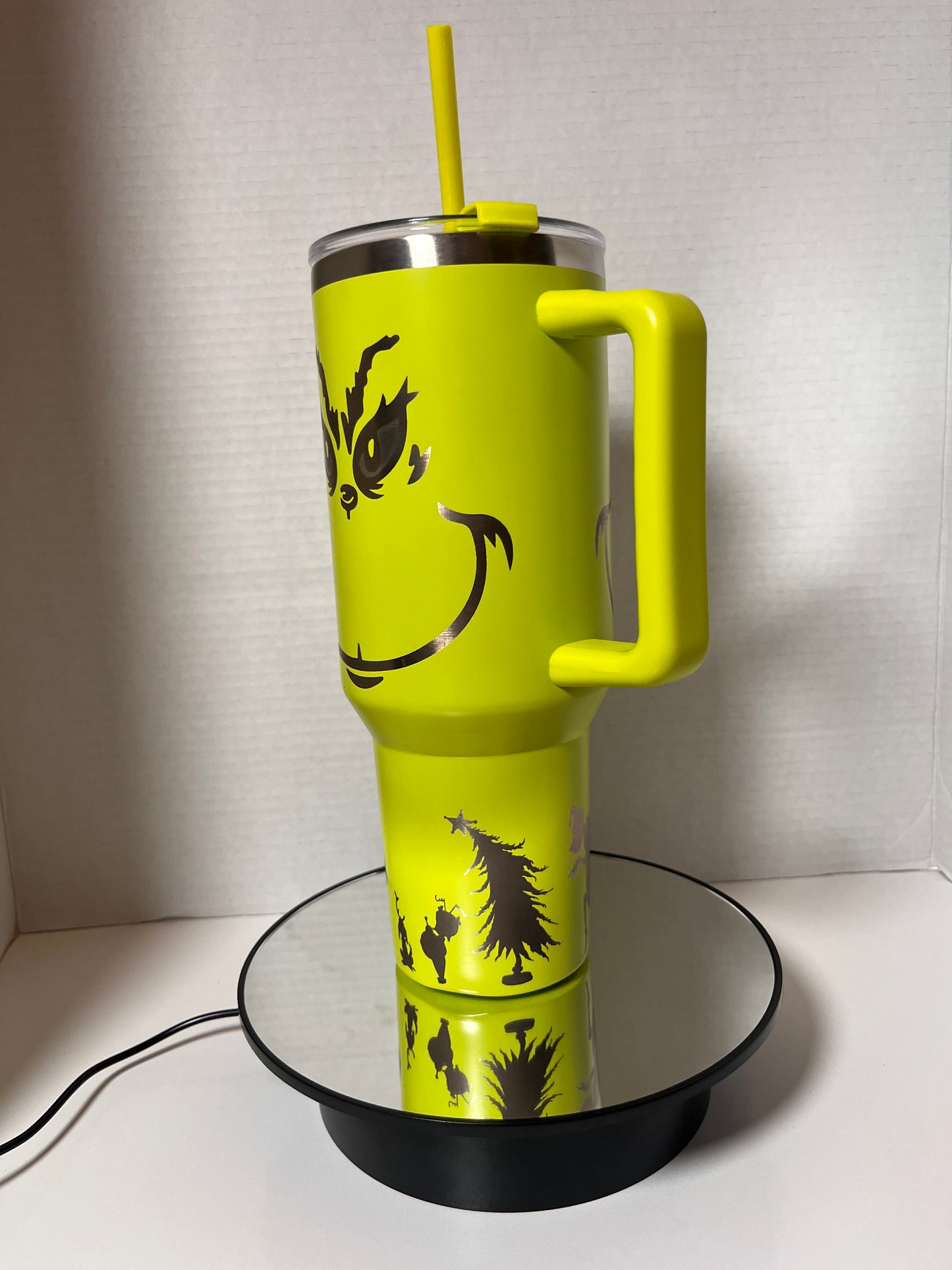 🎄 Grinch 40oz Tumbler: Sip in Holiday Spirit! 🎅