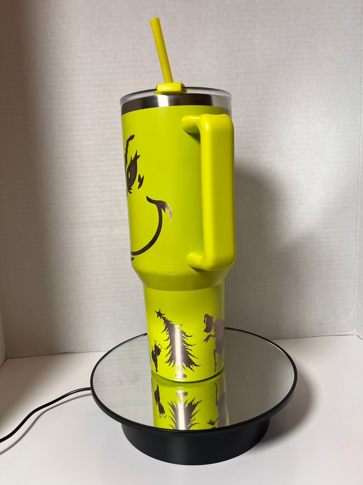 🎄 Grinch 40oz Tumbler: Sip in Holiday Spirit! 🎅