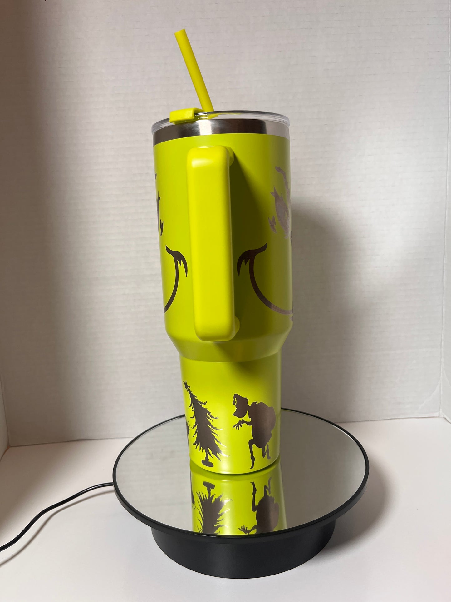 🎄 Grinch 40oz Tumbler: Sip in Holiday Spirit! 🎅