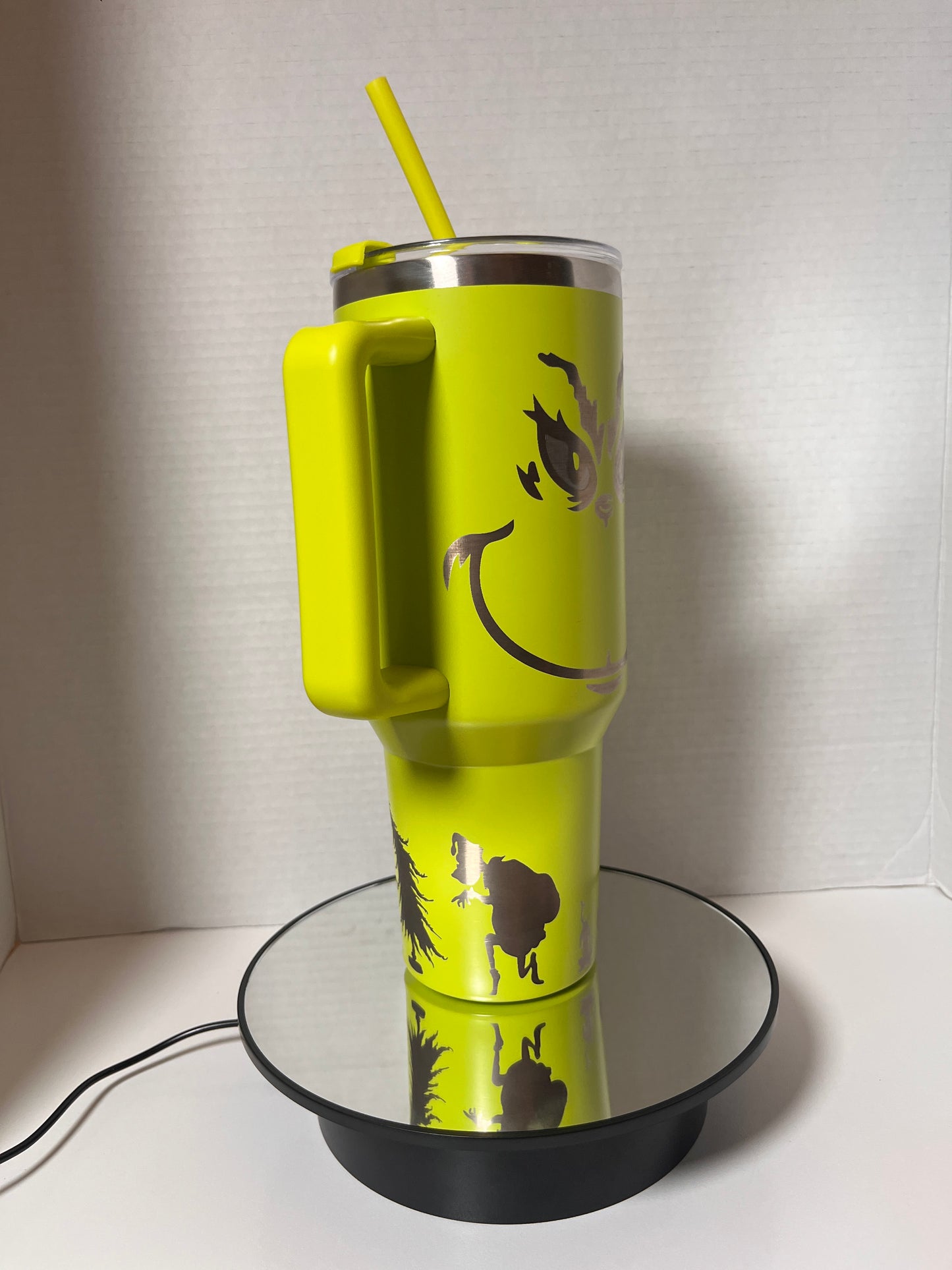 🎄 Grinch 40oz Tumbler: Sip in Holiday Spirit! 🎅