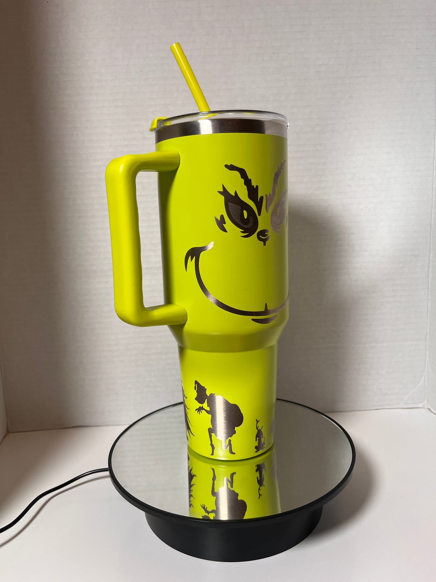 🎄 Grinch 40oz Tumbler: Sip in Holiday Spirit! 🎅