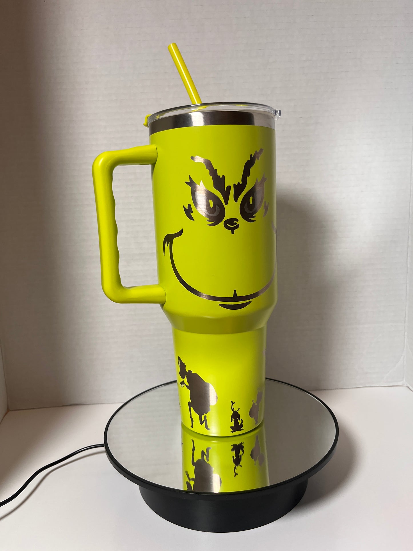 🎄 Grinch 40oz Tumbler: Sip in Holiday Spirit! 🎅