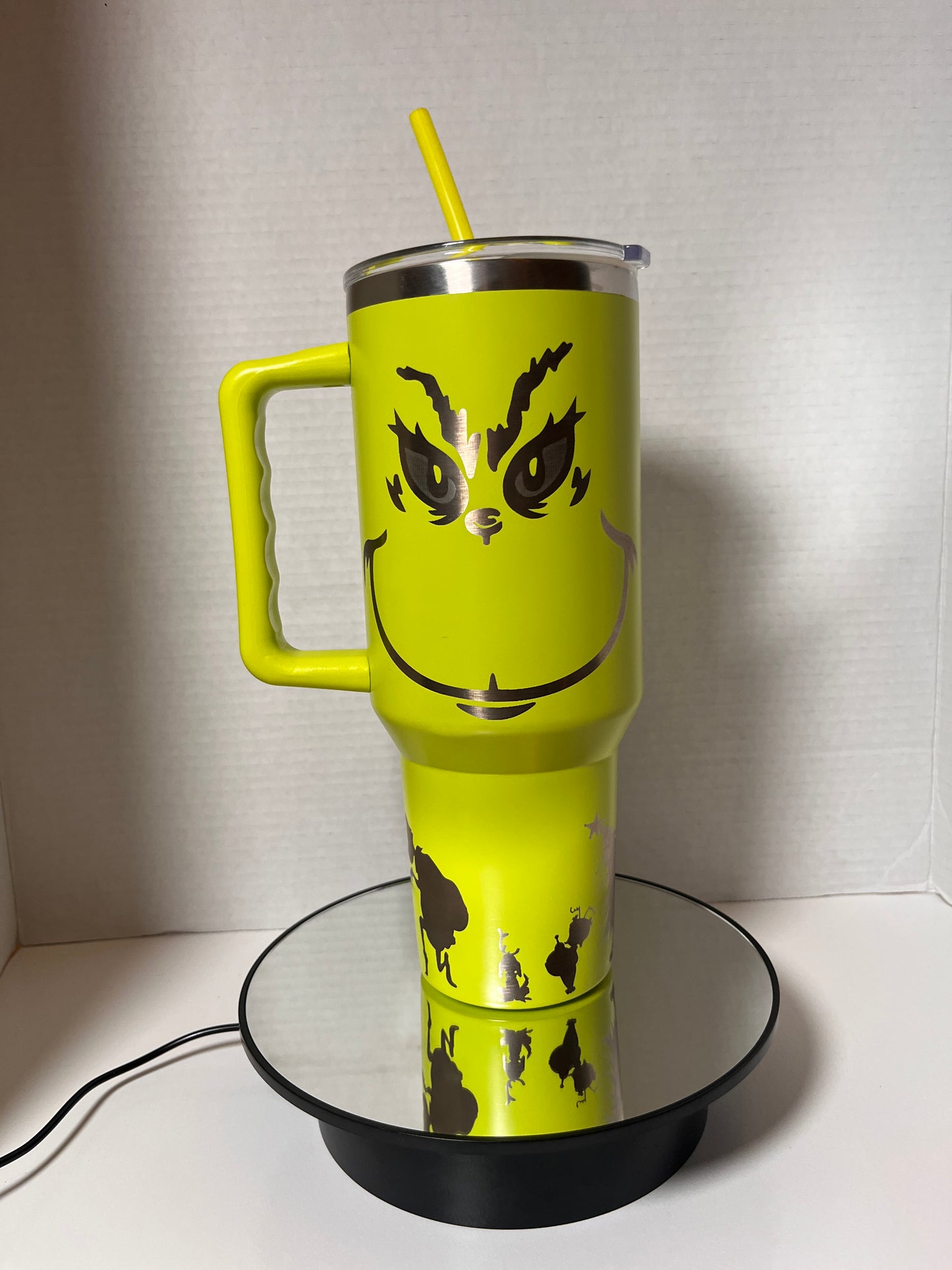 🎄 Grinch 40oz Tumbler: Sip in Holiday Spirit! 🎅