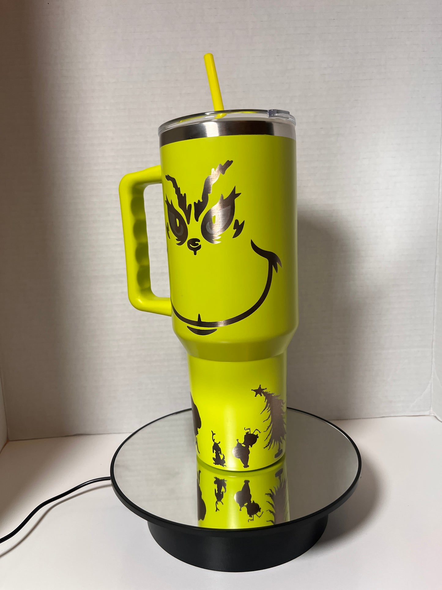 🎄 Grinch 40oz Tumbler: Sip in Holiday Spirit! 🎅