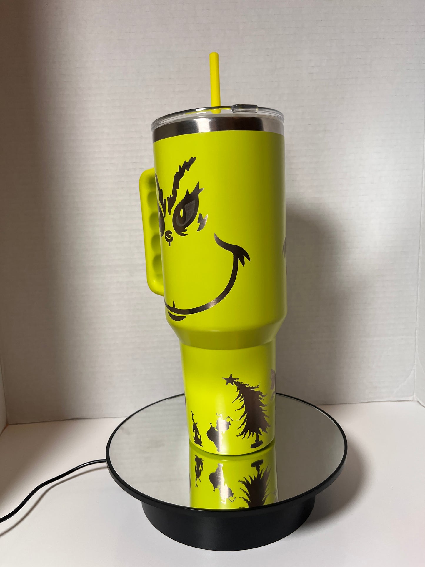 🎄 Grinch 40oz Tumbler: Sip in Holiday Spirit! 🎅