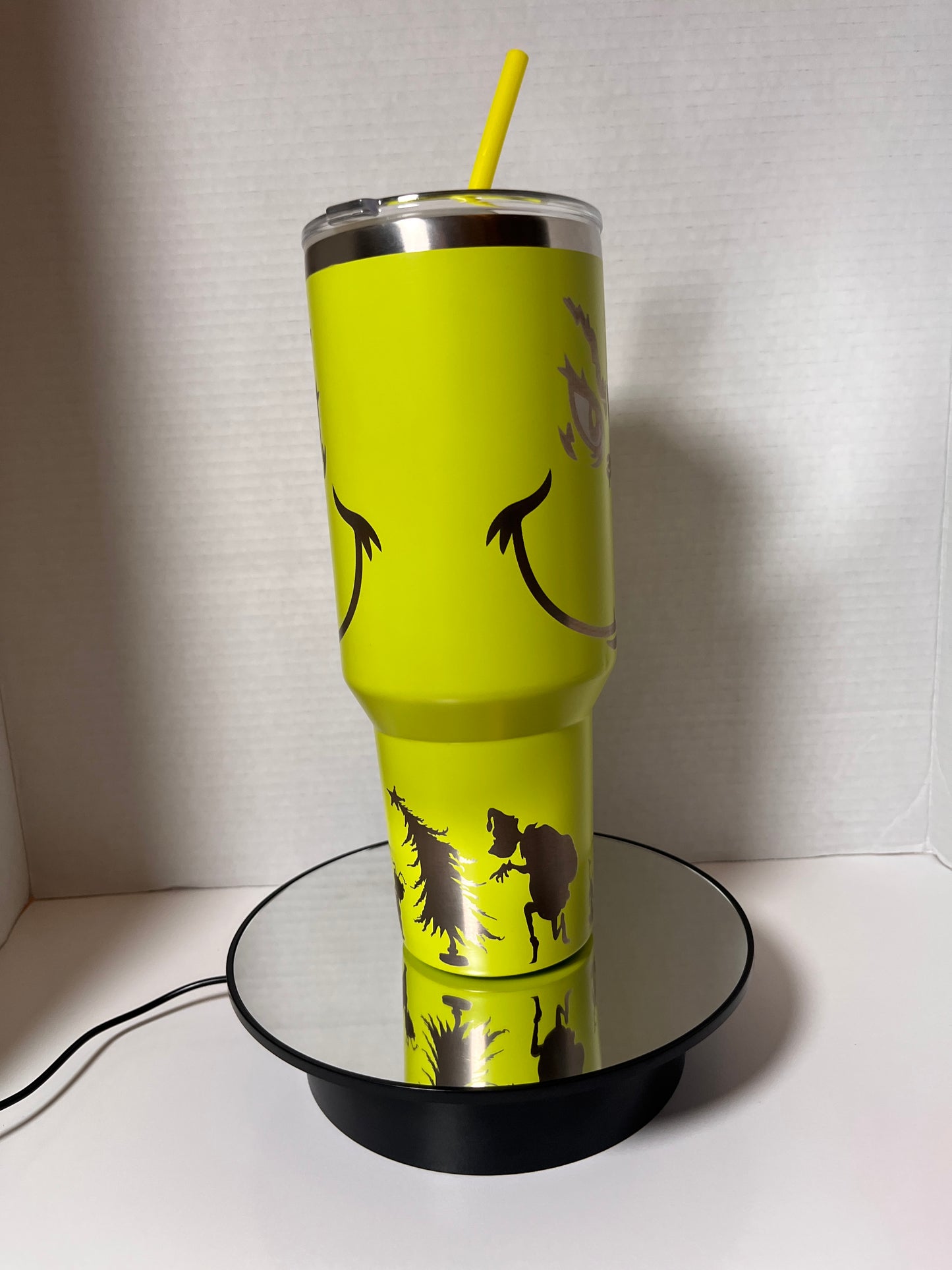 🎄 Grinch 40oz Tumbler: Sip in Holiday Spirit! 🎅