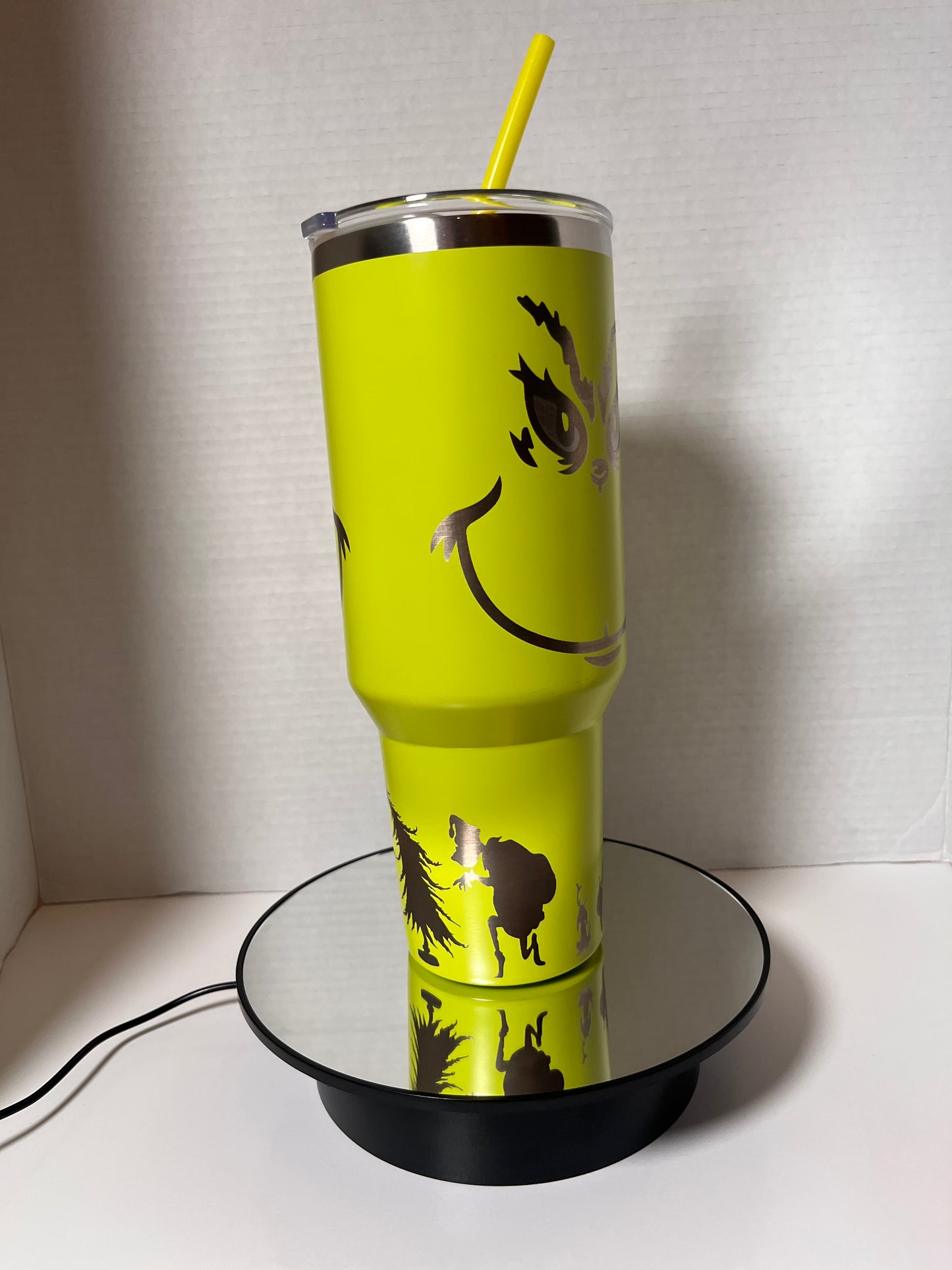 🎄 Grinch 40oz Tumbler: Sip in Holiday Spirit! 🎅