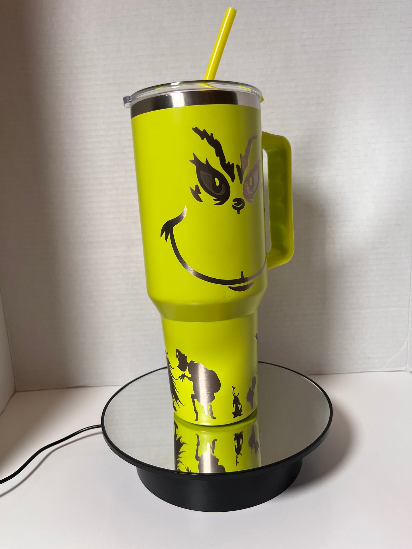 🎄 Grinch 40oz Tumbler: Sip in Holiday Spirit! 🎅